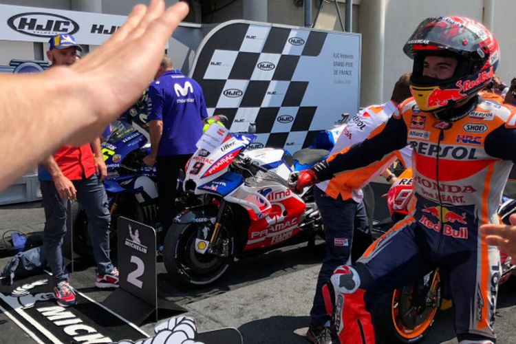 Marc Marquez merayakan kemenangannya di MotoGP Perancis bersama tim Repsol Honda, Minggu (20/5/2018).
