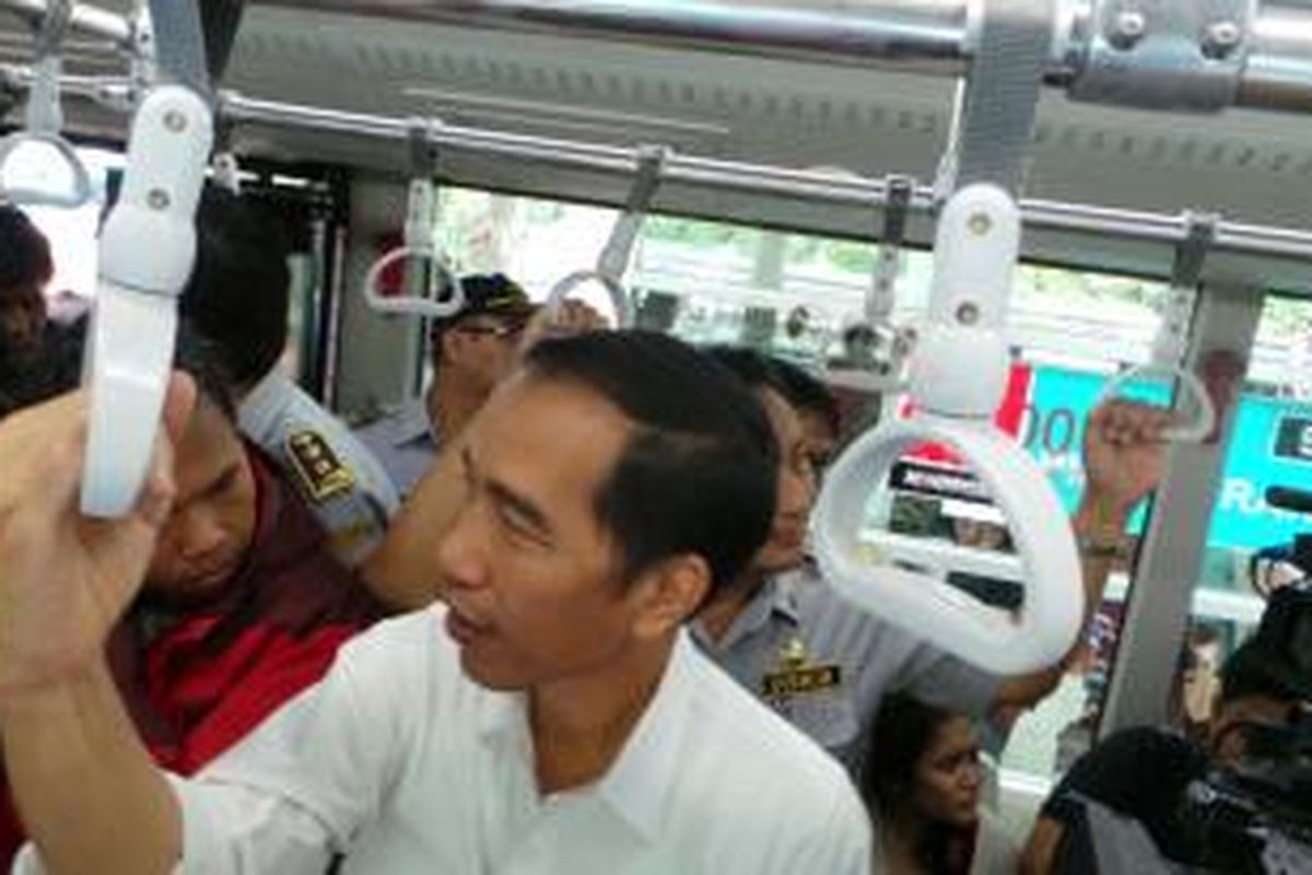 Gubernur DKI Jakarta Joko Widodo menjajal bus transjakarta baru Koridor X, Kamis (30/1/2014).