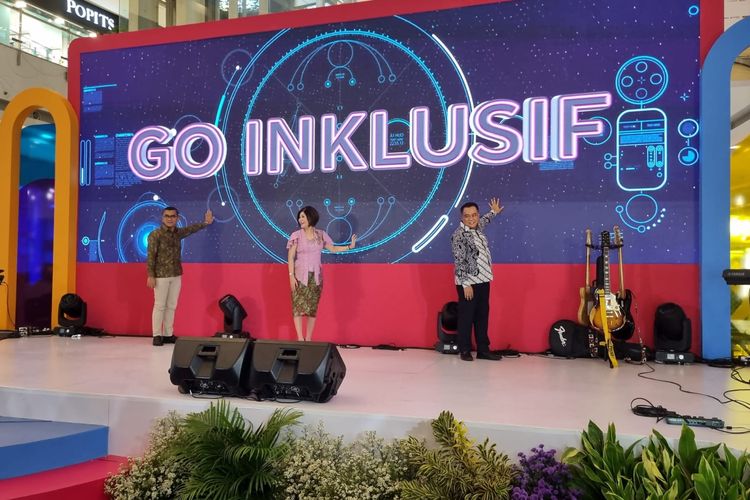 Direktur Pengembangan Inklusi Keuangan OJK Edwin Nurhadi, Ketua FinExpo 2022 Wani Sabu, dan Wakil Ketua FinExpo2022 Arjanto saat acara pembukaan FinExpo 2022 di Central Park Mall, Jakarta, Rabu (26/10/2022).