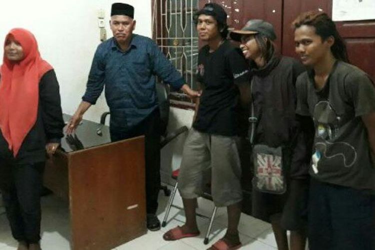 Kepala Dinas Syariat Islam Langsa berfoto bersama empat warga yang diduga anak punk di Kota Langsa, Sabtu (3/2/2018).