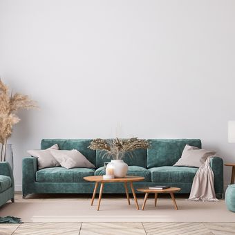 ilustrasi sofa hijau zamrud di ruangan berwarna netral