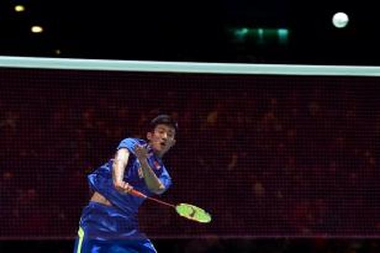 Pebulu tangkis tunggal putra Tiongkok, Chen Long, mengembalikan kok ke arah pemain Denmark, Jan O Jorgensen, pada laga final All England di Barclaycard Arena, Birmingham, Minggu (8/3/2015). Chen Long menang 15-21, 21-17, 21-15.