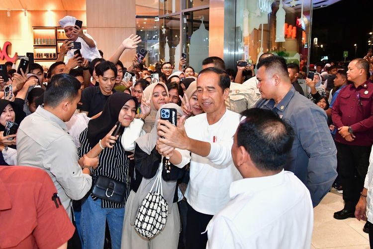 Presiden Joko Widodo saat melayani permintaan foto selfie bersama di sela-sela kegiatan menyapa masyarakat Kota Kendari, Sulawesi Tenggara yang berada di mal The Park pada Minggu (12/5/2024).