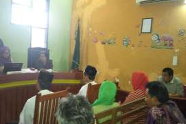 Dua terdakwa kasus tambang Lumajang di ruang sidang khusus anak PN Surabaya, Kamis (28/4/2016)