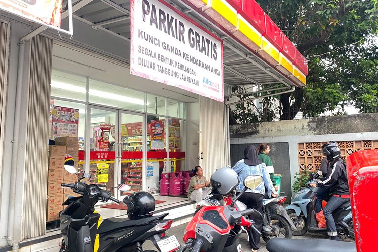 Di Balik Spanduk “Parkir Gratis” di Minimarket, Ada Jukir yang Bertahan Hidup