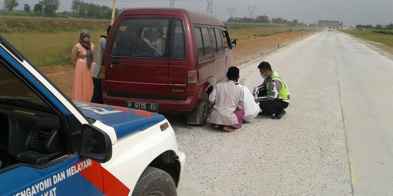 Ban mobil kempis di jalan Tol fungsional Kaligangsa-Gringsing arah Jakarta.