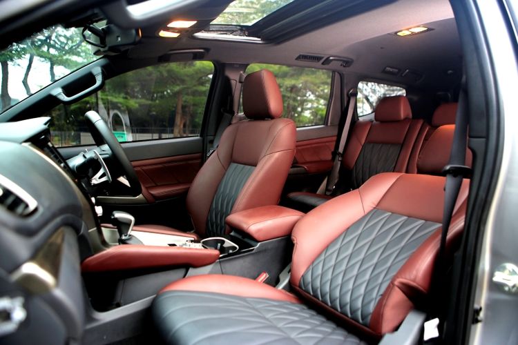 Interior Mitsubishi New Pajero Sport hadir dengan jok synthetic leather dan desain sporty premium, memberikan pengalaman berkendara yang mewah dan nyaman. 