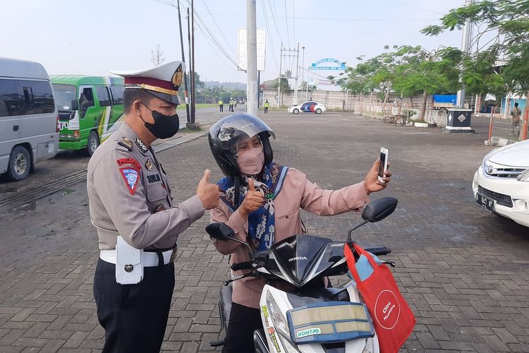 Seorang pengendara mengajak foto selfie dengan anggota kepolisian saat operasi patuh candi di Kabupaten Blora, Jawa Tengah, Selasa (14/6/2022)