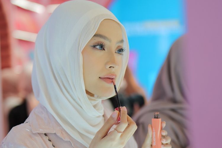 Wardah dinobatkan sebagai merek kosmetik paling ramah Muslim di dunia versi Salaam Gateway, buktikan inovasi halal Indonesia diakui pasar global.
