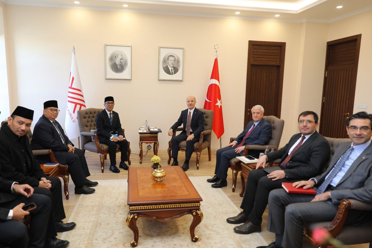 Menteri Pendidikan Tinggi, Sains, dan Teknologi (Mendiktisaintek) Brian Yuliarto dan delegasi Indonesia menemui Presiden HE Council of Turkey, Erol Özvar, di Kantor Presidency of YÖK, Ankara, pada Kamis (10/4/2025).