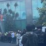 Petugas Damkar Evakuasi Pekerja yang Terjebak dalam Kebakaran Gedung Cyber