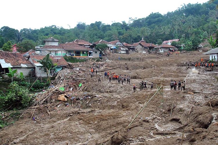 Sejumlah anggota Sat Brimobda Jabar, Basarnas dan relawan melakukan proses pencarian korban tanah longsor di Kampung Sinar Harapan, Desa Harkat Jaya, Kecamatan Sukajaya, Kabupaten Bogor, Jawa Barat, Minggu (5/1/2020). Petugas SAR gabungan masih mencari tiga warga yang tertimbun tanah saat bencana longsor menerjang kampung tersebut pada Rabu (1/1/2020).