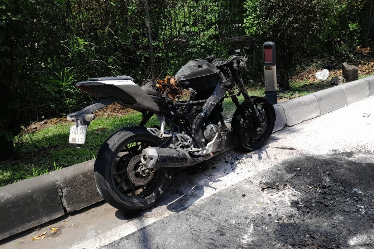 Sepeda motor terbakar di pintu keluar tol Meruya Utara, Kembangan, Jakarta Barat, Selasa (7/3/2023). 