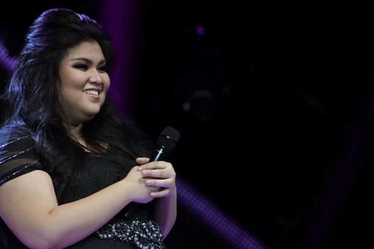 Finalis lima besar X Factor Indonesia, Shena Malsiana saat tampil pada babak Gala Show (babak eliminasi) ke-10 X Factor Indonesia yang digelar di Studio 8 RCTI, Kebon Jeruk, Jakarta Barat, Jumat (26/4/2013) malam. Pada tahap live show yang kesepuluh tersebut, Shena akhirnya harus tersingkir karena kurangnya dukungan SMS. (Tribun Jakarta/Jeprima)