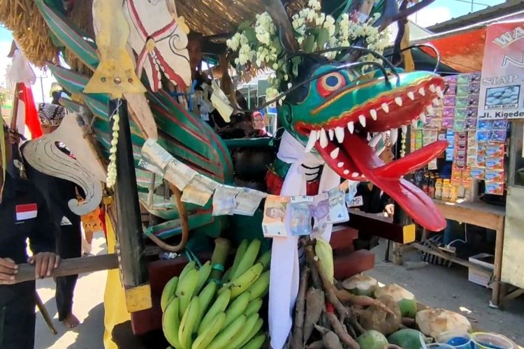 Sejumlah warga Desa Pangkalan Kecamatan Plered Kabupaten Cirebon Jawa Barat menggelar tradisi Mapag Sri Minggu (14/5/2023). Mereka mengarak hasil panen bumi keliling desa sebagai ungkapan syukur.