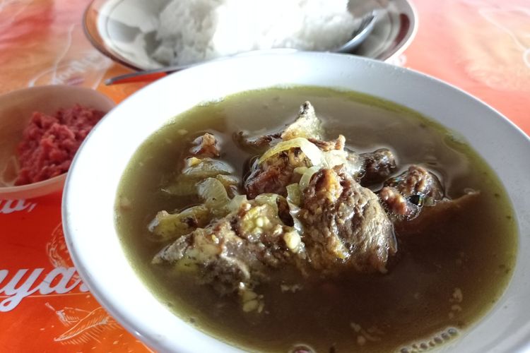 Bebalung merupakan sup tulang dan iga sapi khas Lombok.