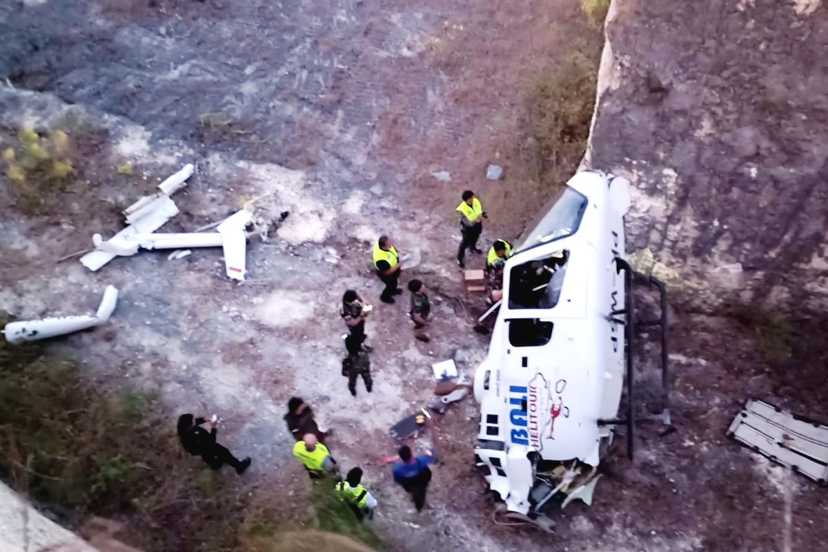 Kondisi helikopter yang terjatuh di Suluban, Desa Pecatu, Kecamatan Kuta Selatan, Kabupaten Badung, Bali, Jumat (19/7/2024).
