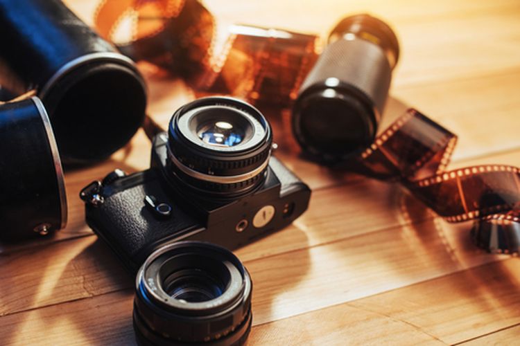 Ilustrasi kamera digital dan analog