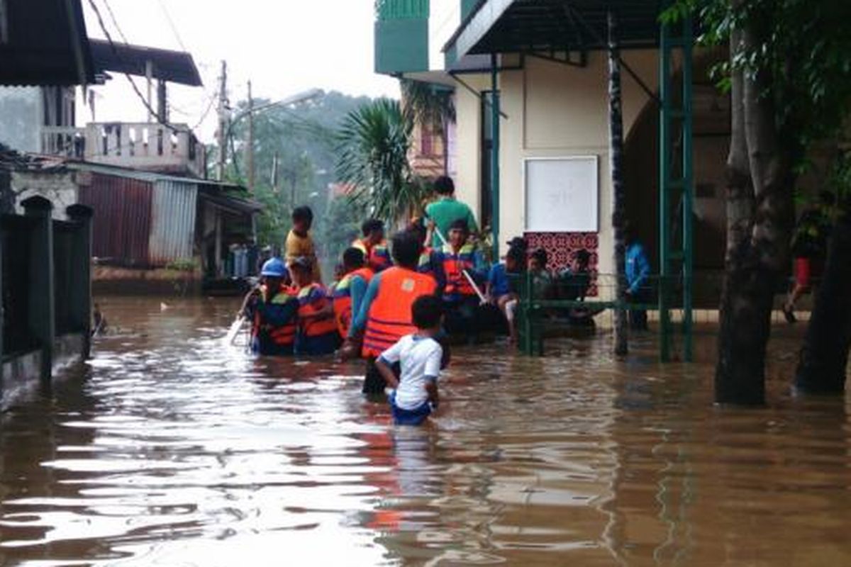 Kawasan Cipinang Melayu, Makasar, Jakarta Timur masih kebanjiran. Warga beraktivitas menggunakan perahu bantuan dari pemerintah. Senin (20/2/2017)