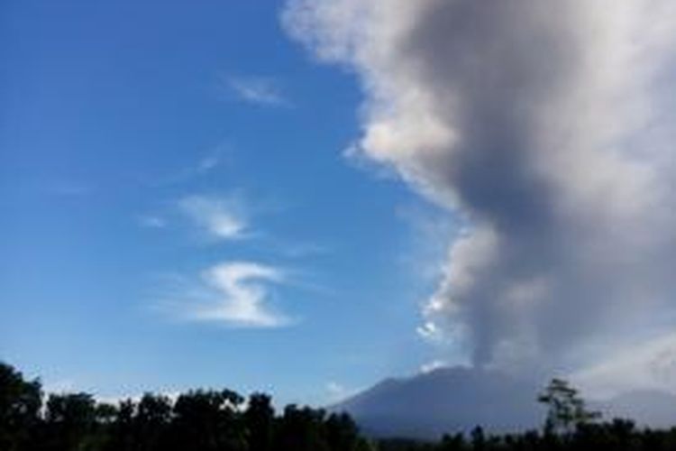 Embusan abu vulkanik dari Gunung Raung mengarah ke selatan tenggara mengakibatkan Bandara Blimbingsari  Banyuwangi ditutup pada hari ketiga, Minggu (13/7/2015).