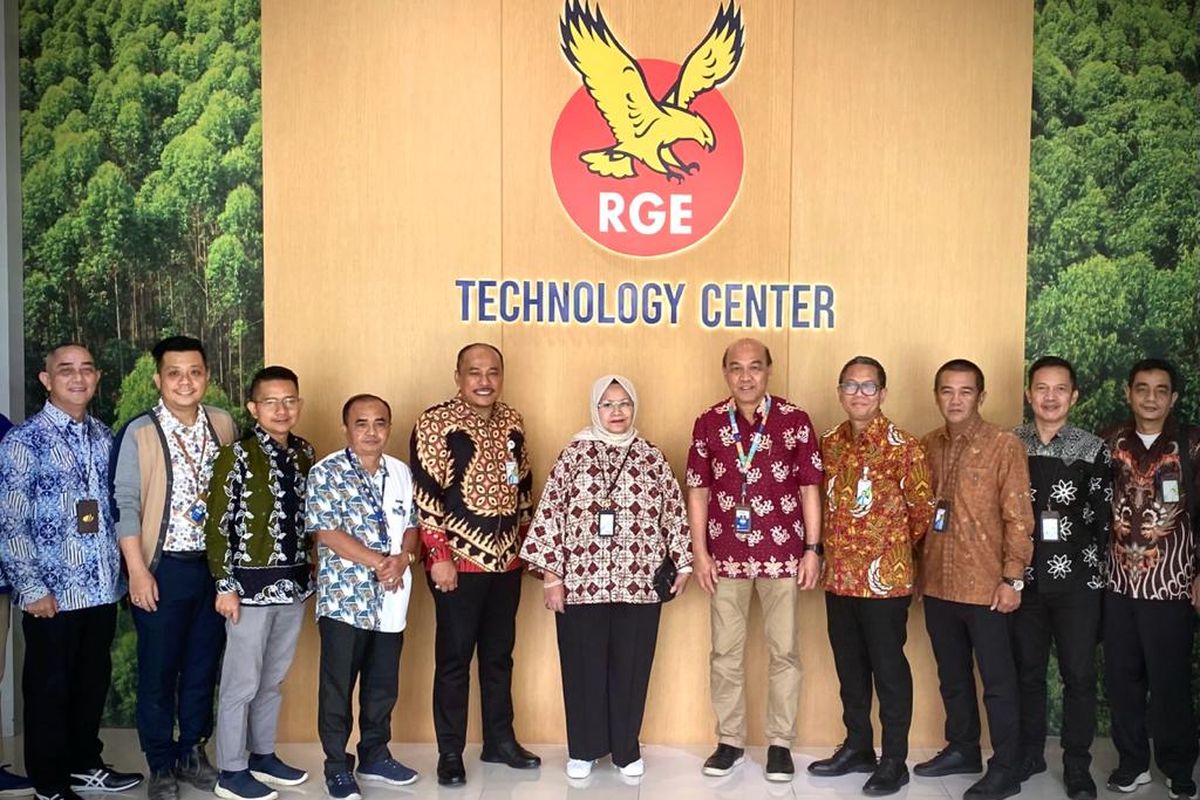 Direktur Pelayanan Badan Penyelenggara Jaminan Sosial (BPJS) Ketenagakerjaan (BPJamsostek) Roswita Nilakurnia melakukan kunjungan atau company visit ke PT Riau Andalan Pulp dan Paper (RAPP) dalam kegiatan Safari Ramadhan di Provinsi Riau, Jumat (13/4/2023).