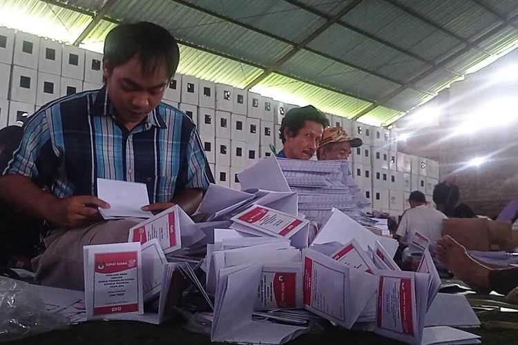Rofi (29) warga Desa Kauman, Kecamatan Karangrejo mengaku berhasil melipat 3.000 surat suara DPD RI selama 2 hari. Dia mengaku bisa melipat cepat kartu suara karena memiliki pengalaman kerja di pabrik kertas di Surabaya.