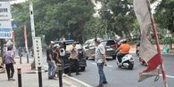 Pria Tanpa Busana Ngamuk Pukuli Pemotor hingga Jatuh di Lenteng Agung Jaksel