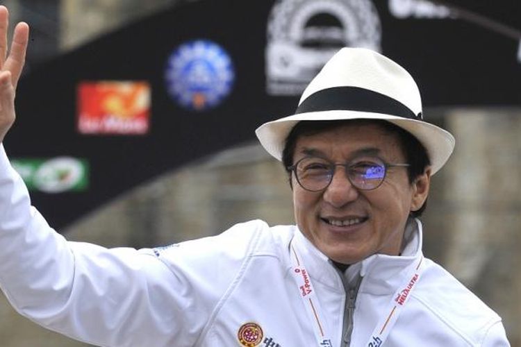 Aktor Jackie Chan mengikuti parade peserta Le Mans 24 Hours di Le Mans, Perancis, pada 17 Juni 2016. 