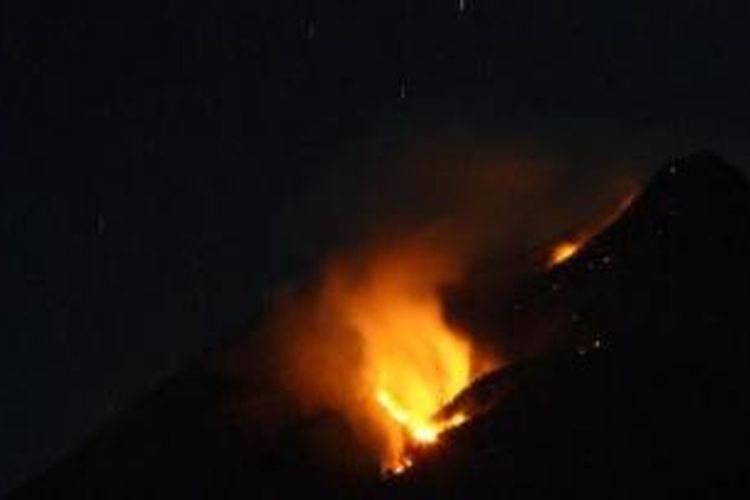 Kobaran api terlihat di lereng Gunung Kawi. Foto diambil pada Kamis malam (20/8/2015). 