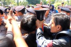 Pelantikan DPRD Cirebon Diwarnai Kericuhan