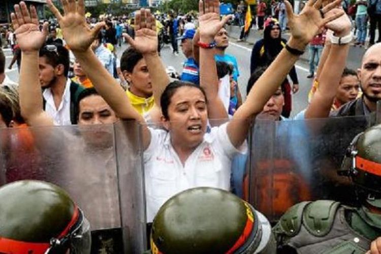 Aksi unjuk rasa memprotes dan menuntut Presiden Venezuela, Nicolas Maduro, mundur pada 11 Mei 2016 di Caracas.