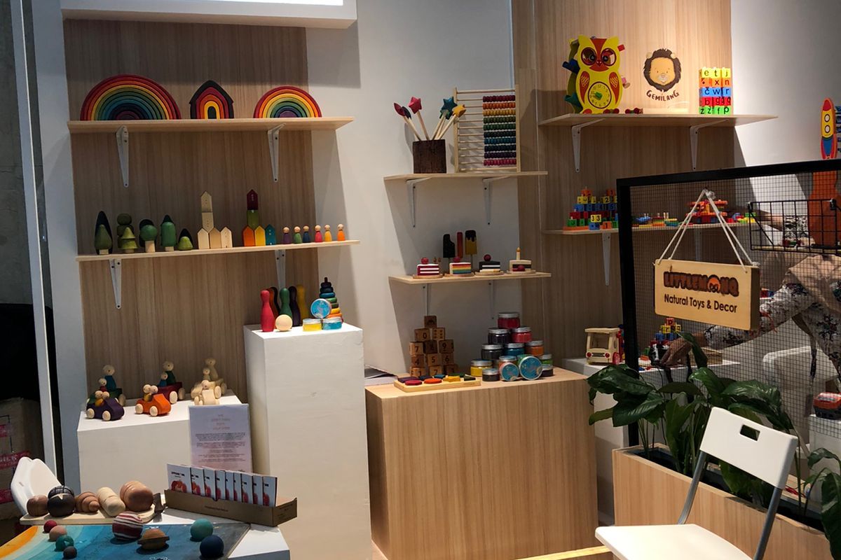 Kementerian Koperasi dan UKM memfasilitasi 14 pelaku UKM pada perhelatan The Jakarta International Handicraft Trade Fair (INACRAFT), di Jakarta Convention Center pada tanggal 23–27 Maret 2022. 