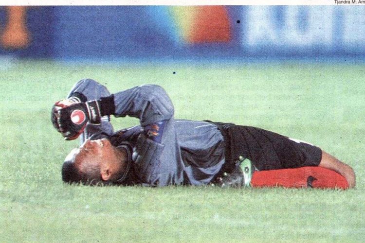 Kiper sekaligus kapten timnas Indonesia Hendro Kartiko merayakan kelolosan Merah Putih ke semifinal Piala AFF 2002 setelah mengalahkan Filipina 13-1 di Stadion Gelora Bung Karno, Jakarta, pada 23 Desember 2002.