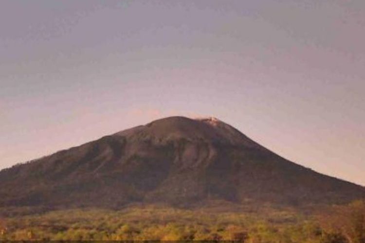 Foto: Kondisi gunung Ile Lewotolok di Kabupaten Lembata, NTT, Selasa (26/7/2022).
