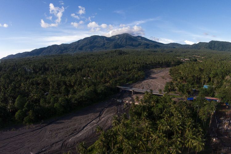 Pemandangan Gunung Awu, Kepulauan Sangihe, Sulawesi Utara, Rabu (28/1/2015). Kabupaten Kepulauan Sangihe yang berbatasan langsung dengan Filipina menetapkan tahun 2015 sebagai Tahun Wisata yang bertajuk TuMore Sangihe dengan andalan wisata seperti air terjun, menyelam (diving), pantai, pegunungan, kuliner, dan pentas budaya Sangihe. KOMPAS IMAGES/KRISTIANTO PURNOMO