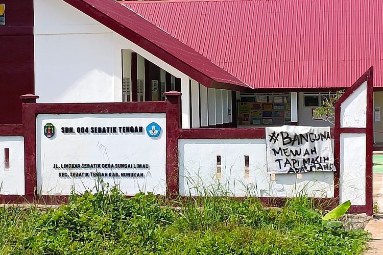 Salah satu SD Negeri di Pulau Sebatik yang  juga pernah disegel oleh sejumlah tukang. Mereka menuntut pembayaran gaji dari Sub Kontraktor