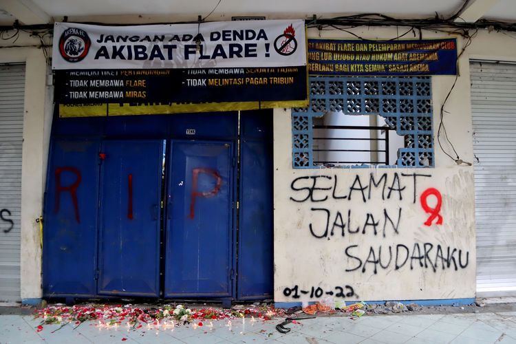 Hari kedua kondisi pintu gate 13 pasca Tragedi Kanjuruhan yang terjadi pada pekan ke-11 Liga 1 2022-2023 seusai pertandingan bertajuk Derbi Jawa Timur, Arema FC melawan Persebaya Surabaya di Stadion Kanjuruhan Kepanjen, Kabupaten Malang, Senin (3/10/2022) siang.