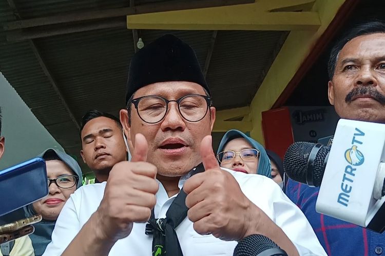 Cawapres nomor urut 1, Muhaimin Iskandar (Cak Imin) ketika menanggapi pernyataan capres nomor urut 3, Ganjar Pranowo soal perubahan dalam sesi keterangan pers di Blitar, Jawa Timur, Kamis (11/1/2024).