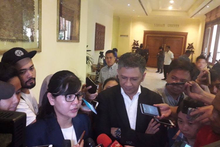 Sekretaris Jenderal PSSI Ratu Tisha Destria (kiri) didampingi Wakil Ketua Umum, Iwan Budianto saat rapat umum pemegang saham PT Liga Indonesia Baru di Hotel Sultan, Jakarta, Senin (18/2/2019).