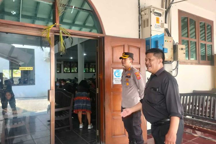 Kapolres Karawang AKBP Wirdhanto Hadicaksono dan jajaran saat mengecek keamanan di GKP Immanuel Karawang, Jalan Kertabumi Karawang, Jumat (7/4/2023).