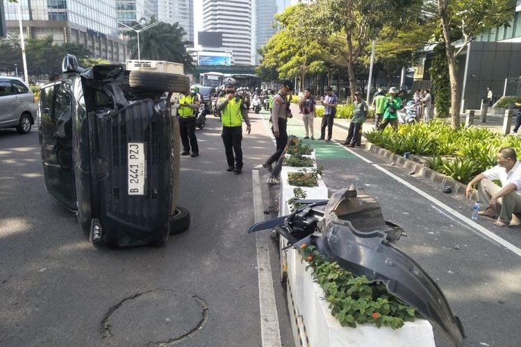 Mobil Avanza alami kecelakaan di Jalan Jenderal Sudirman, Jakarta Selatan, Selasa (19/12/2023).