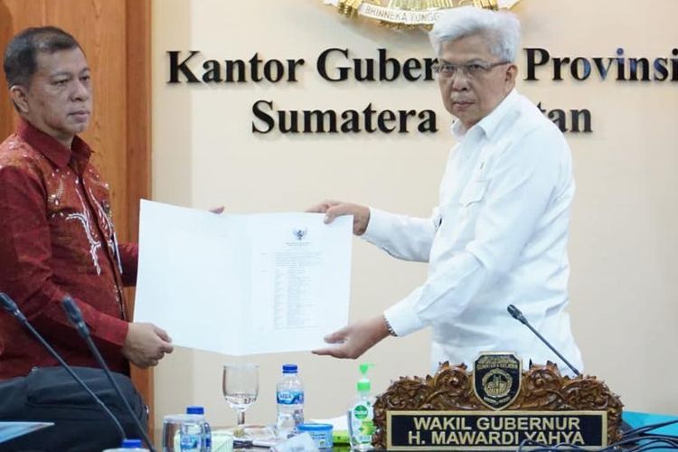 Wakil Gubernur (Wagub) Sumatera Selatan (Sumsel) Mawardi Yahya menyerahkan berkas atau dokumen kepada Pelaksana tugas (Plt) Inspektur Jenderal I Kementerian Dalam Negeri (Kemendagri RI), Wiratmoko di Ruang Rapat Gubernur Sumsel, Palembang, Senin (10/7/2023).