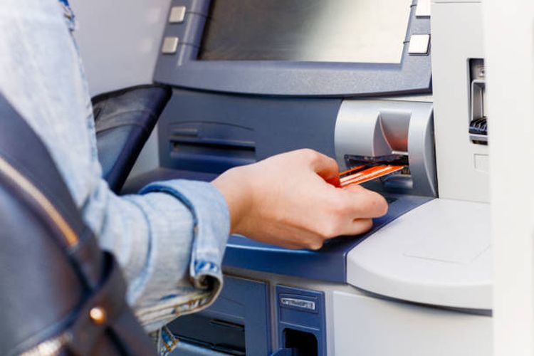 Ilustrasi cara bayar iuran BPJS Ketenagakerjaan lewat ATM.