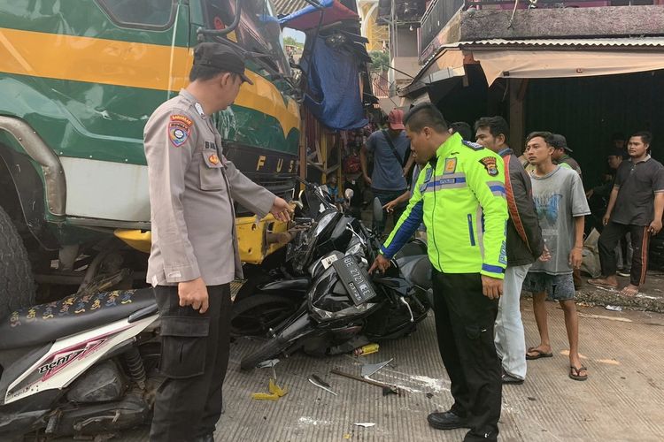 Truk tronton menabrak belasan kendaraan di Pasar Bakauheni, Lampung Selatan, Sabtu (29/7/2023).