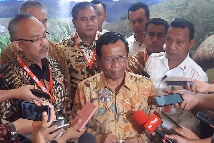 Menteri Koordinator Bidang Politik, Hukum, dan HAM (Menko Polhukam) Mahfud MD ketika menghadiri Konferensi Pembangunan Papua 2019 di Hotel JW Marriott, Jakarta, Selasa (17/12/2019).