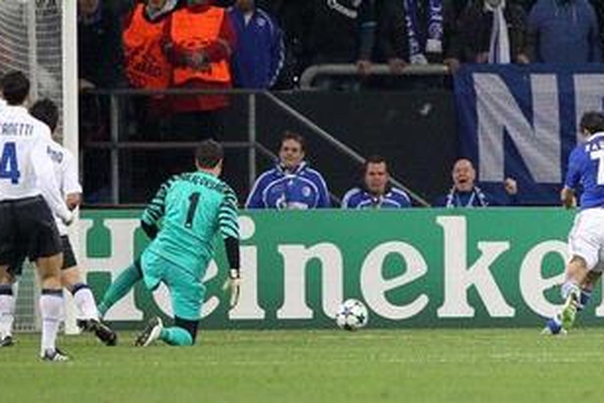 Penyerang Schalke, Raul Gonzalez (kanan), menembakkan bola yang berujung gol ke gawang Inter Milan, pada leg kedua perempat final Liga Champions, di Veltins-Arena, Rabu (13/4/2011).
