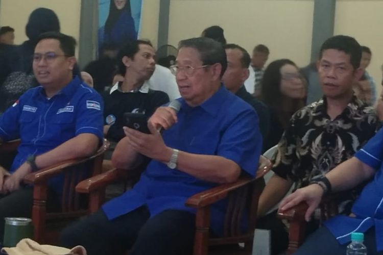 Ketua Majelis Tinggi Partai Demokrat cum Presiden ke-6 RI, Susilo Bambang Yudhoyono (tengah) sedang bernyanyi di Gedung Pemuda, Temanggung, Selasa (16/1/2024).