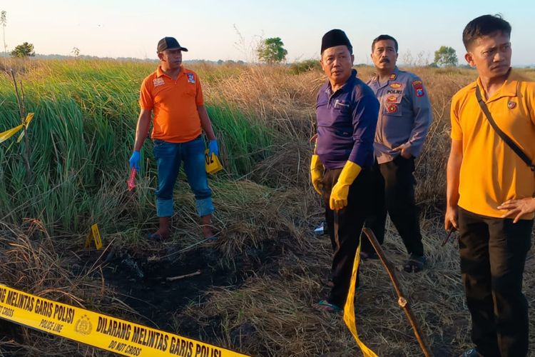 Anggota Satreskrim Polres Bangkalan, Jawa Timur saat melakukan olah TKP penemuan mayat gosong di Desa Sanggar Agung, Kecamatan Socah, Kabupaten Bangkalan, Kamis (20/6/2024).