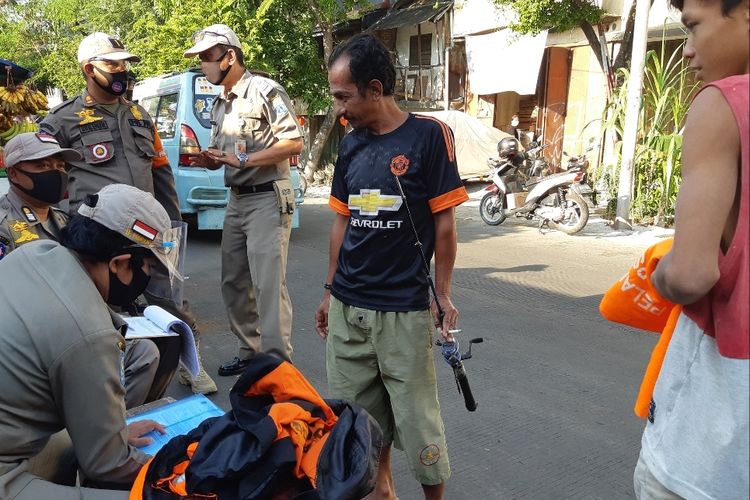 Idris salah satu warga Pademangan yang terjaring razia masker di Jalan Pademangan Raya, Jakarta Utara, Senin (27/7/2020).