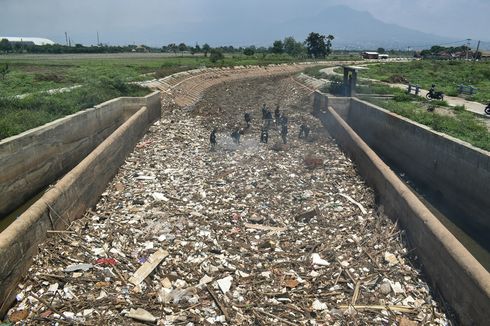 Sampah 110 Ton  di Sungai CIkeruh Berhasil Dibersihkan